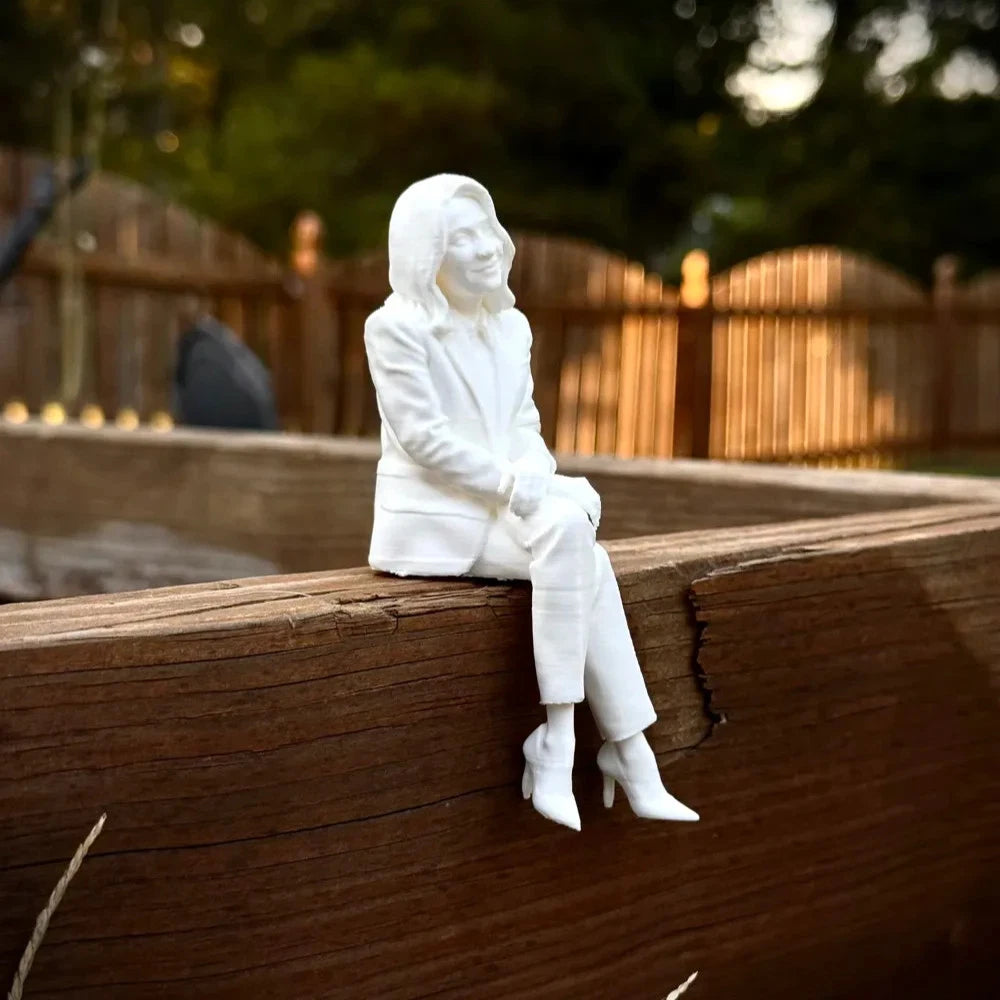 Catherine O'Hara Edge Sitter Figurine  - Home Decoration - Perfect Gift